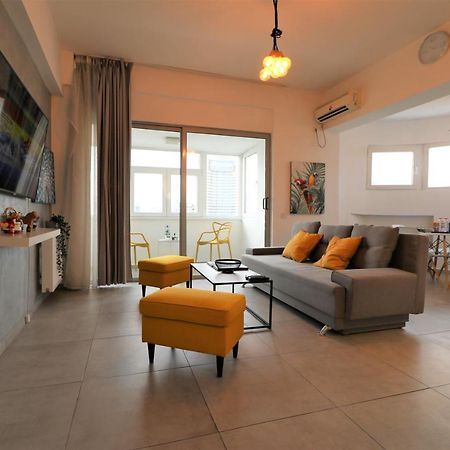 Serenity Heights Apartment: A Panoramic Haven Near Old Town - Free Minibar Bukares Bagian luar foto