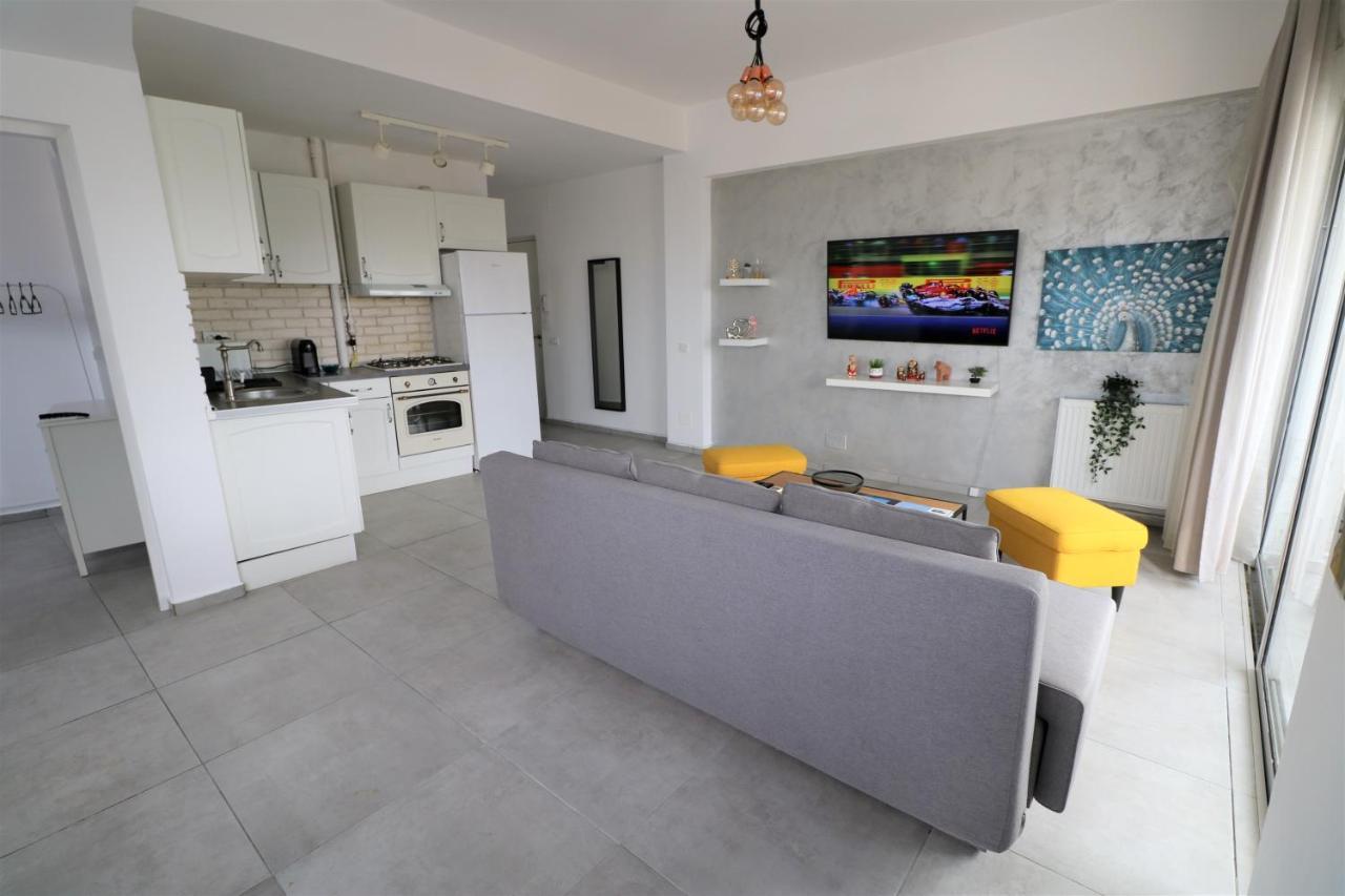 Serenity Heights Apartment: A Panoramic Haven Near Old Town - Free Minibar Bukares Bagian luar foto