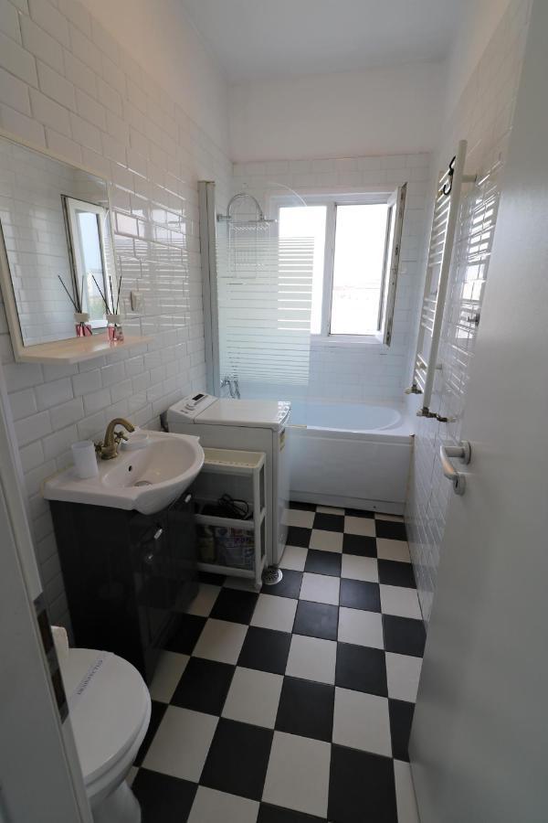 Serenity Heights Apartment: A Panoramic Haven Near Old Town - Free Minibar Bukares Bagian luar foto