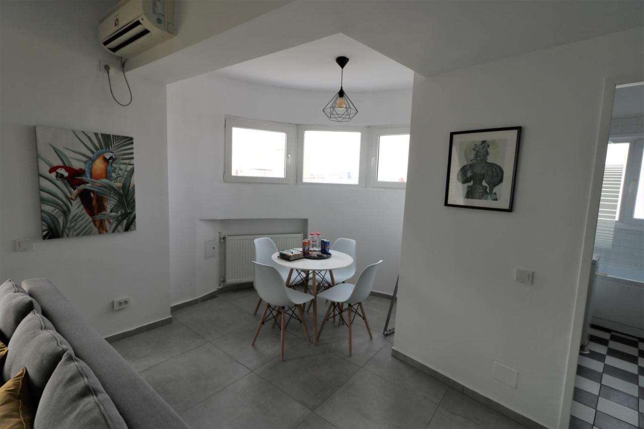 Serenity Heights Apartment: A Panoramic Haven Near Old Town - Free Minibar Bukares Bagian luar foto