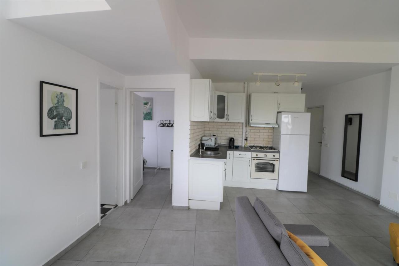 Serenity Heights Apartment: A Panoramic Haven Near Old Town - Free Minibar Bukares Bagian luar foto