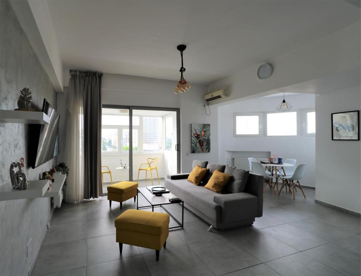 Serenity Heights Apartment: A Panoramic Haven Near Old Town - Free Minibar Bukares Bagian luar foto