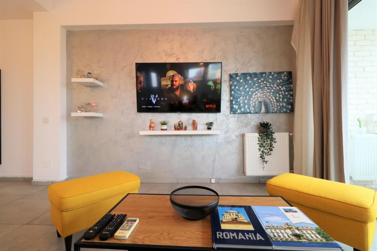 Serenity Heights Apartment: A Panoramic Haven Near Old Town - Free Minibar Bukares Bagian luar foto