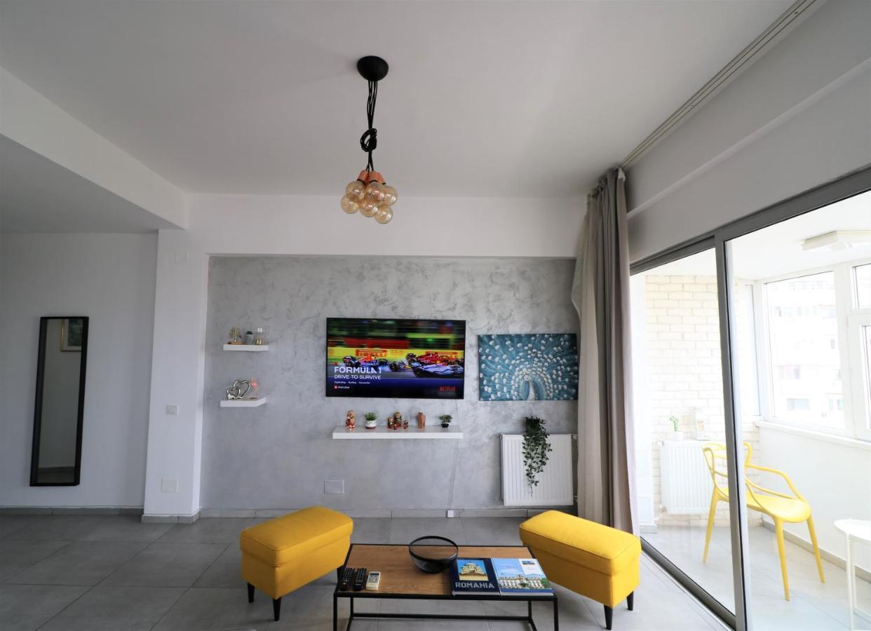 Serenity Heights Apartment: A Panoramic Haven Near Old Town - Free Minibar Bukares Bagian luar foto