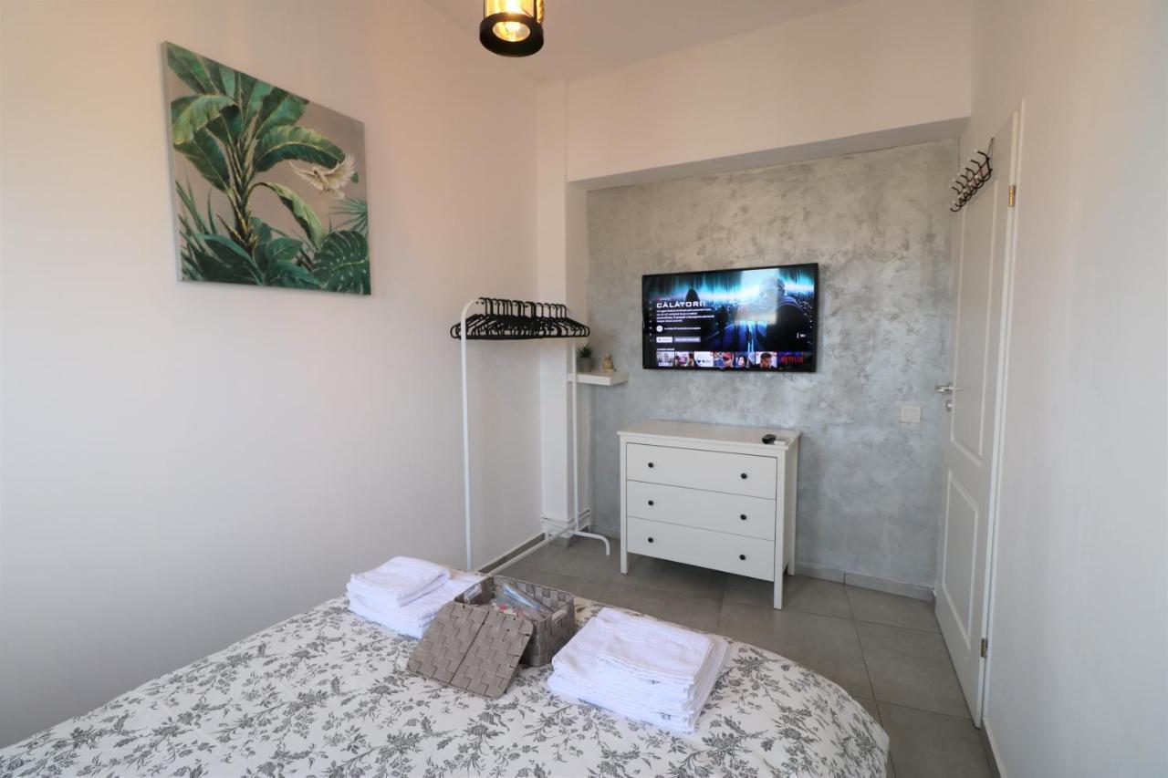 Serenity Heights Apartment: A Panoramic Haven Near Old Town - Free Minibar Bukares Bagian luar foto