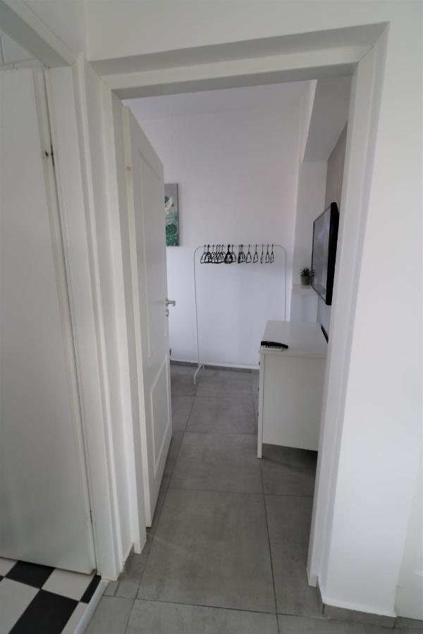 Serenity Heights Apartment: A Panoramic Haven Near Old Town - Free Minibar Bukares Bagian luar foto