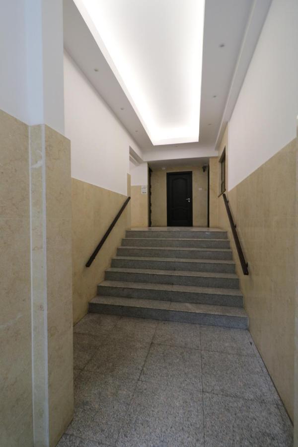 Serenity Heights Apartment: A Panoramic Haven Near Old Town - Free Minibar Bukares Bagian luar foto
