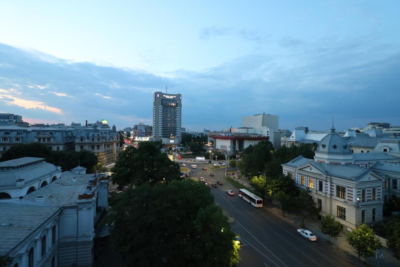 Serenity Heights Apartment: A Panoramic Haven Near Old Town - Free Minibar Bukares Bagian luar foto