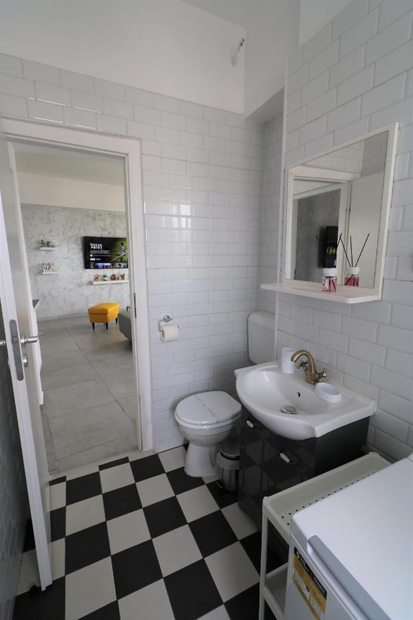 Serenity Heights Apartment: A Panoramic Haven Near Old Town - Free Minibar Bukares Bagian luar foto