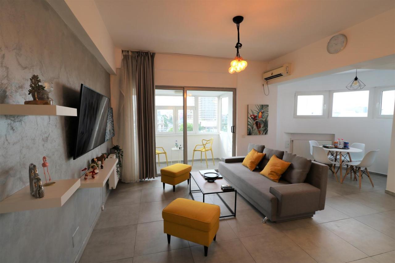 Serenity Heights Apartment: A Panoramic Haven Near Old Town - Free Minibar Bukares Bagian luar foto