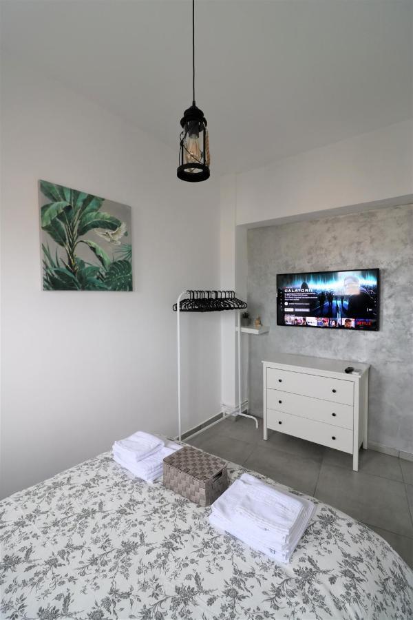 Serenity Heights Apartment: A Panoramic Haven Near Old Town - Free Minibar Bukares Bagian luar foto