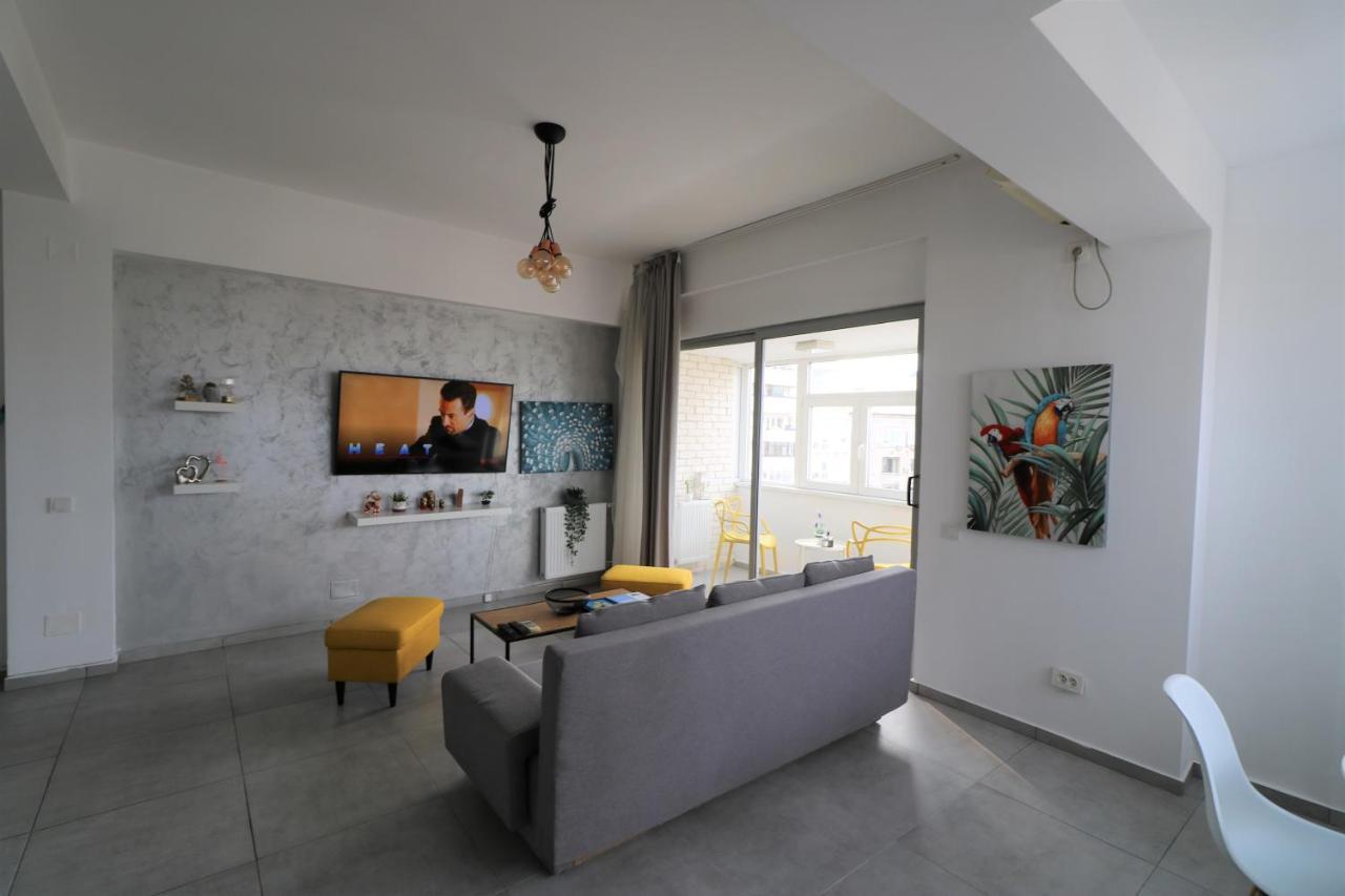 Serenity Heights Apartment: A Panoramic Haven Near Old Town - Free Minibar Bukares Bagian luar foto