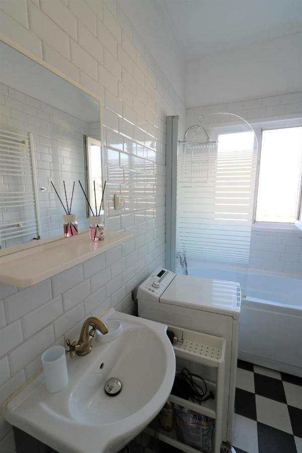 Serenity Heights Apartment: A Panoramic Haven Near Old Town - Free Minibar Bukares Bagian luar foto