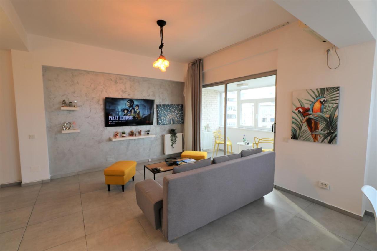 Serenity Heights Apartment: A Panoramic Haven Near Old Town - Free Minibar Bukares Bagian luar foto