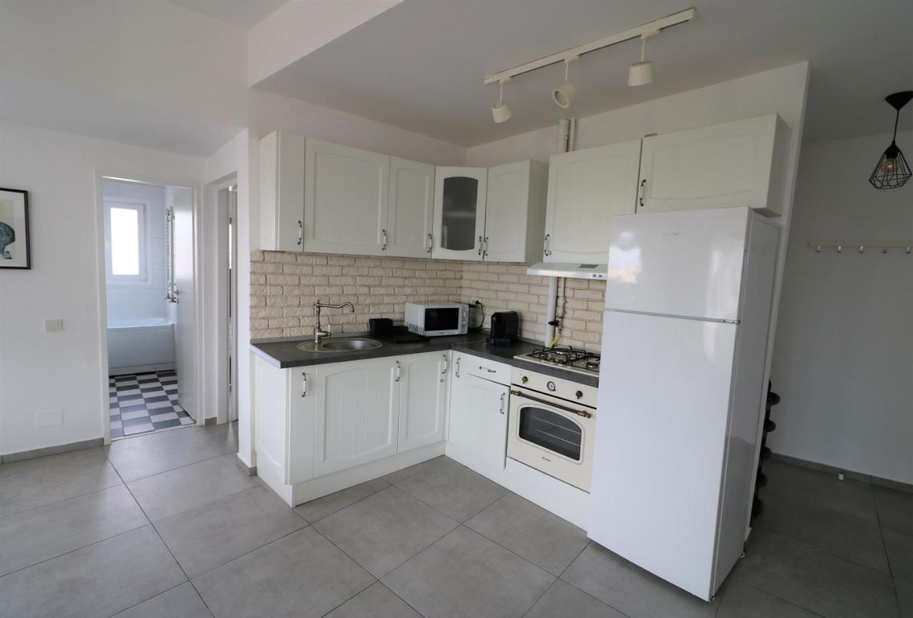 Serenity Heights Apartment: A Panoramic Haven Near Old Town - Free Minibar Bukares Bagian luar foto