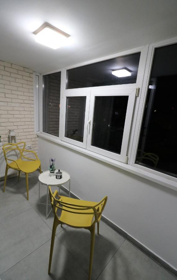 Serenity Heights Apartment: A Panoramic Haven Near Old Town - Free Minibar Bukares Bagian luar foto